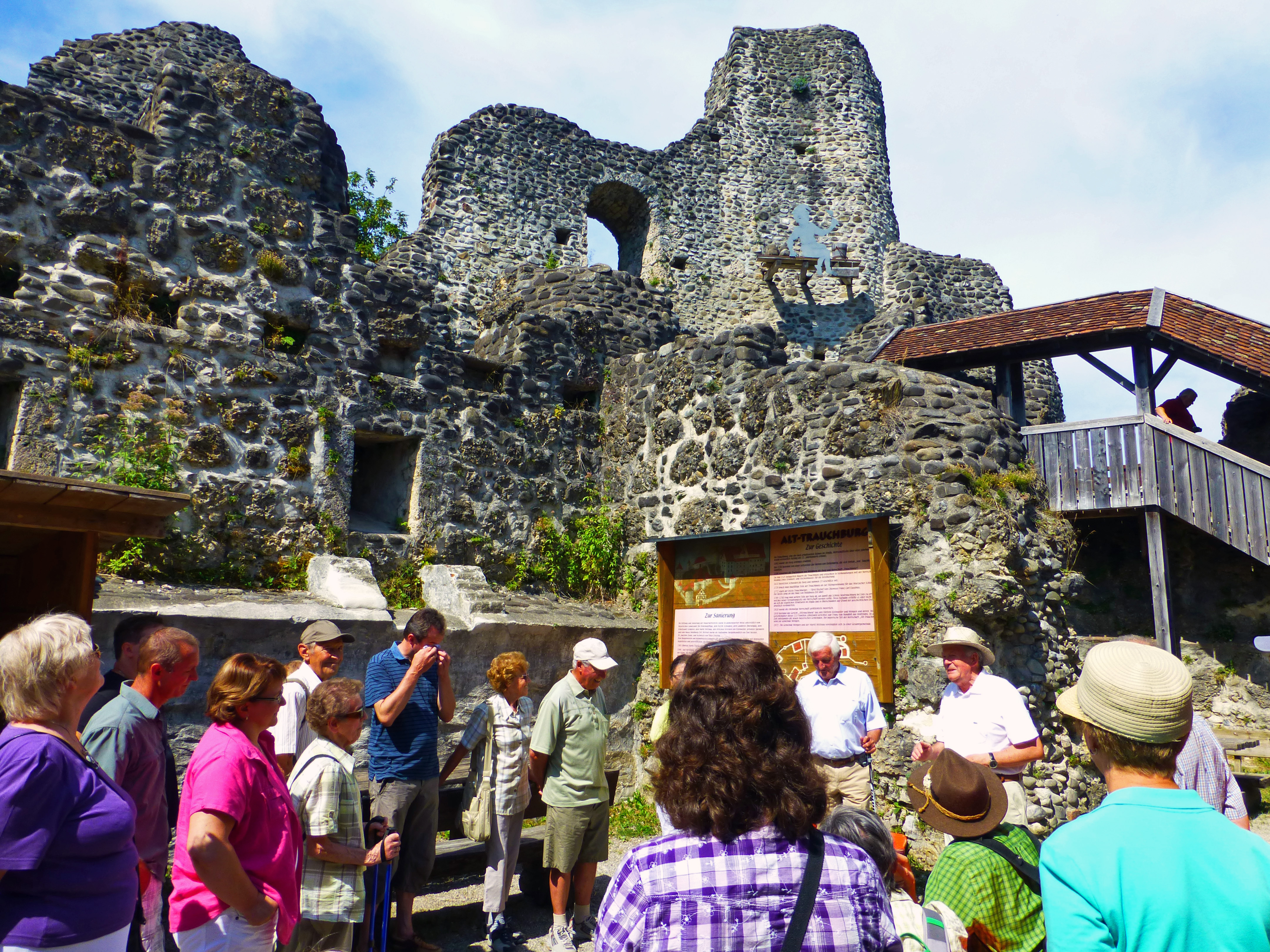 Menschen bei einem Burgfest auf einer Burgruine