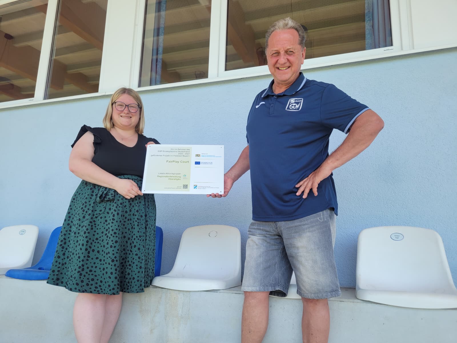 Peter Dietrich, 1. Vorsitzender VfB Durach und Christina Kuhn von der Regionalentwicklung bei der Fördertafelübergabe