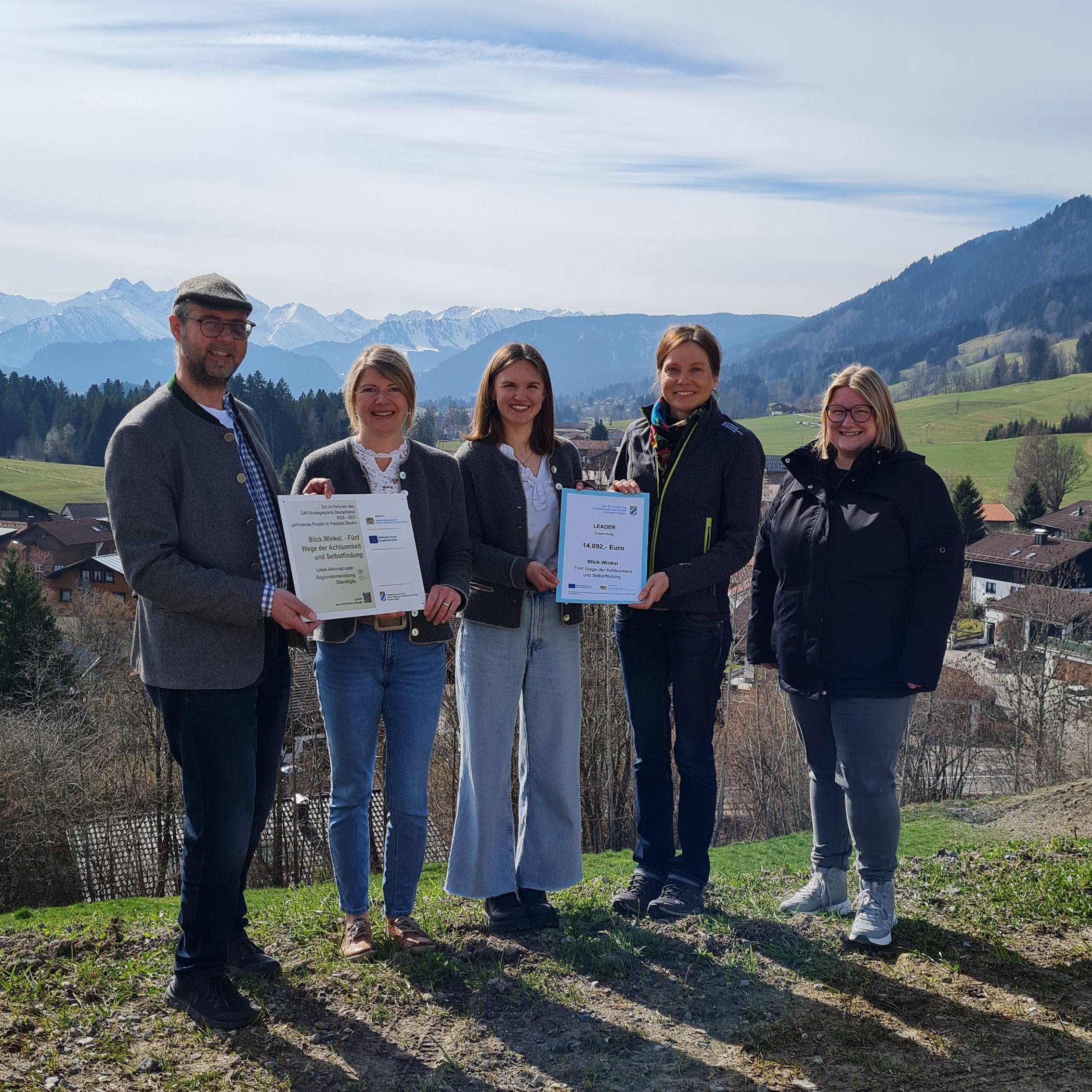 Vertreter der THO, des AELFs und der Regionalentwicklung bei der Fördertafelübergabe Vertreter der THO, des AELFs und der Regionalentwicklung bei der Fördertafelübergabe